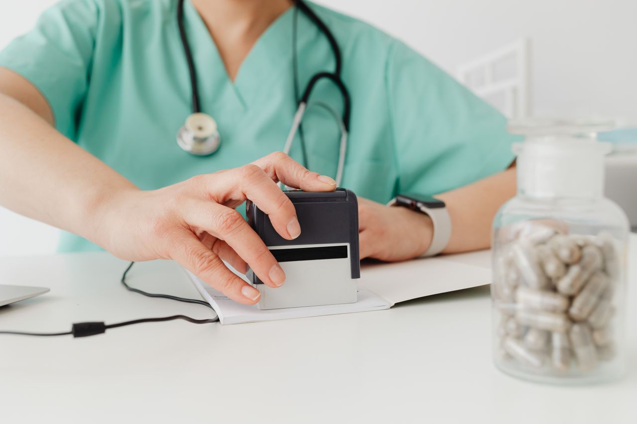Bien lire son ordonnance : posologie, génériques et interactions