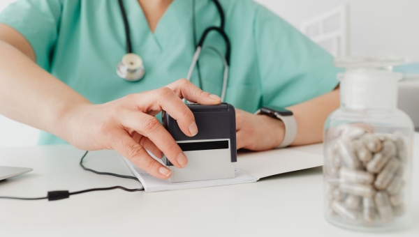 Bien lire son ordonnance : posologie, génériques et interactions